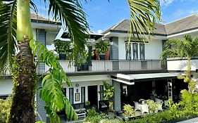 Villa Rumah Putih Abu Abu