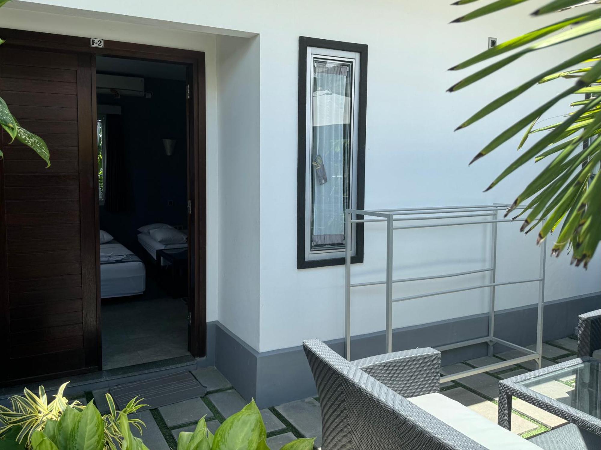 Villa Rumah Putih Abu Abu Senggigi Esterno foto