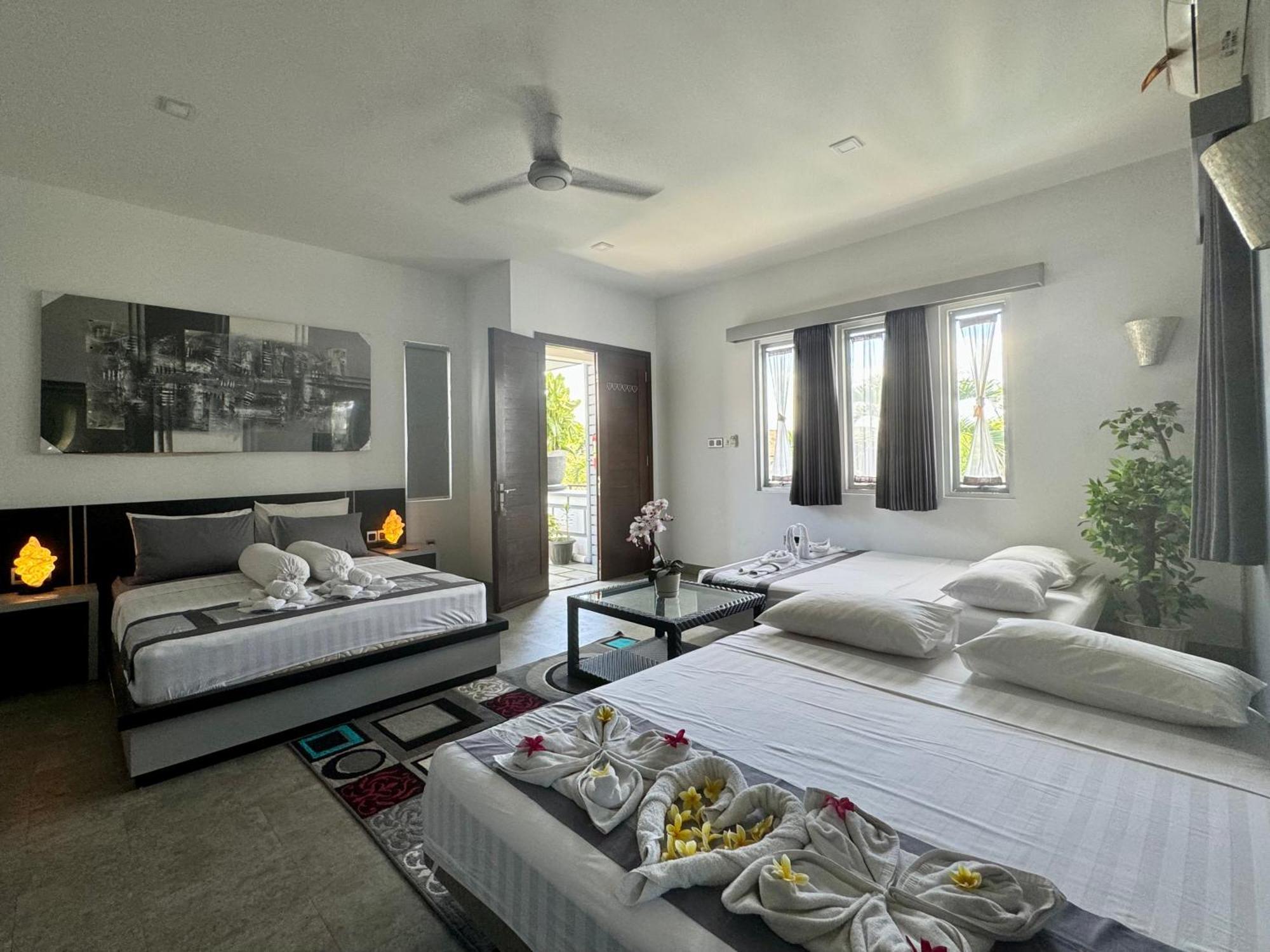 Villa Rumah Putih Abu Abu Senggigi Esterno foto