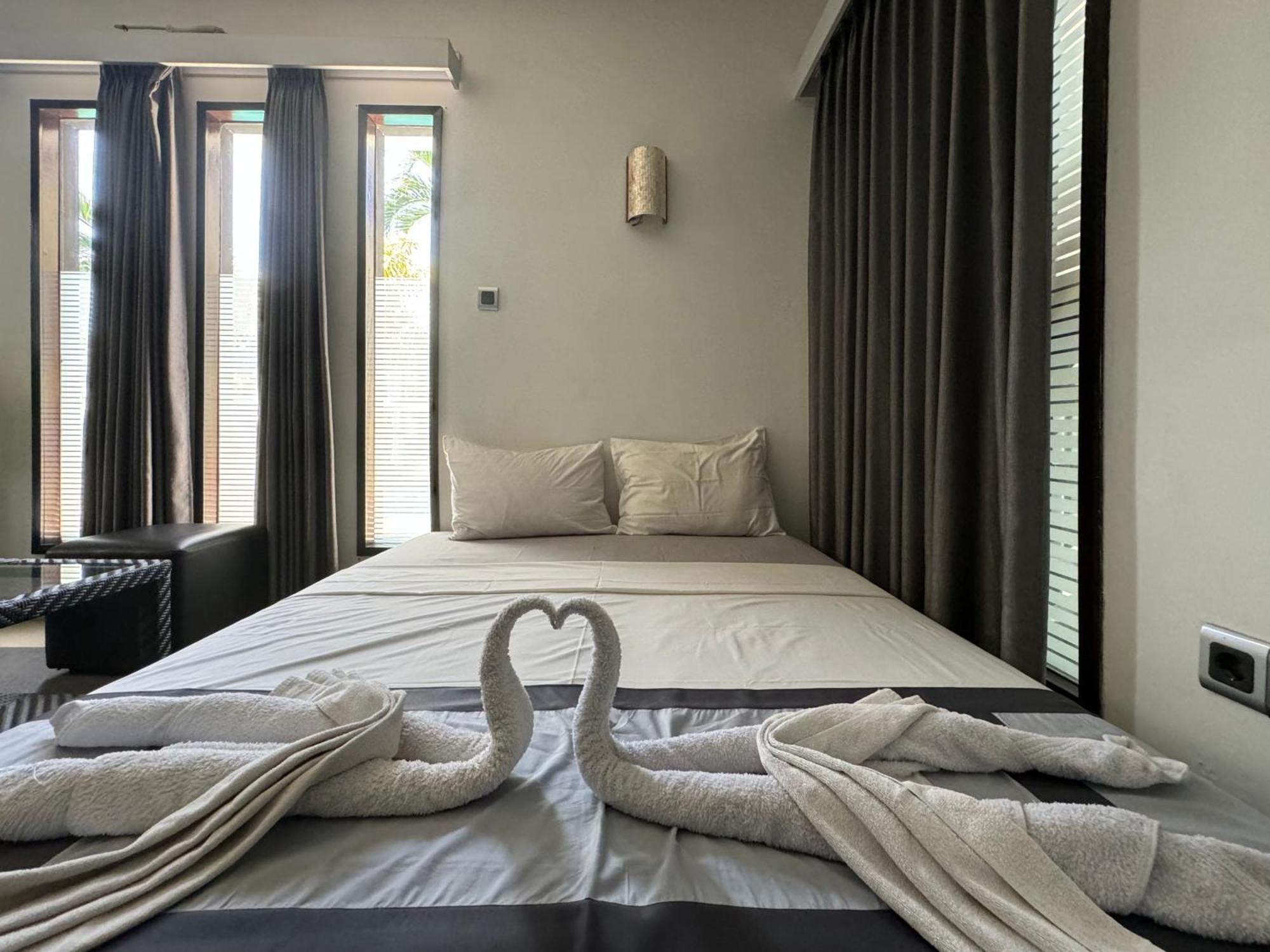 Villa Rumah Putih Abu Abu Senggigi Esterno foto