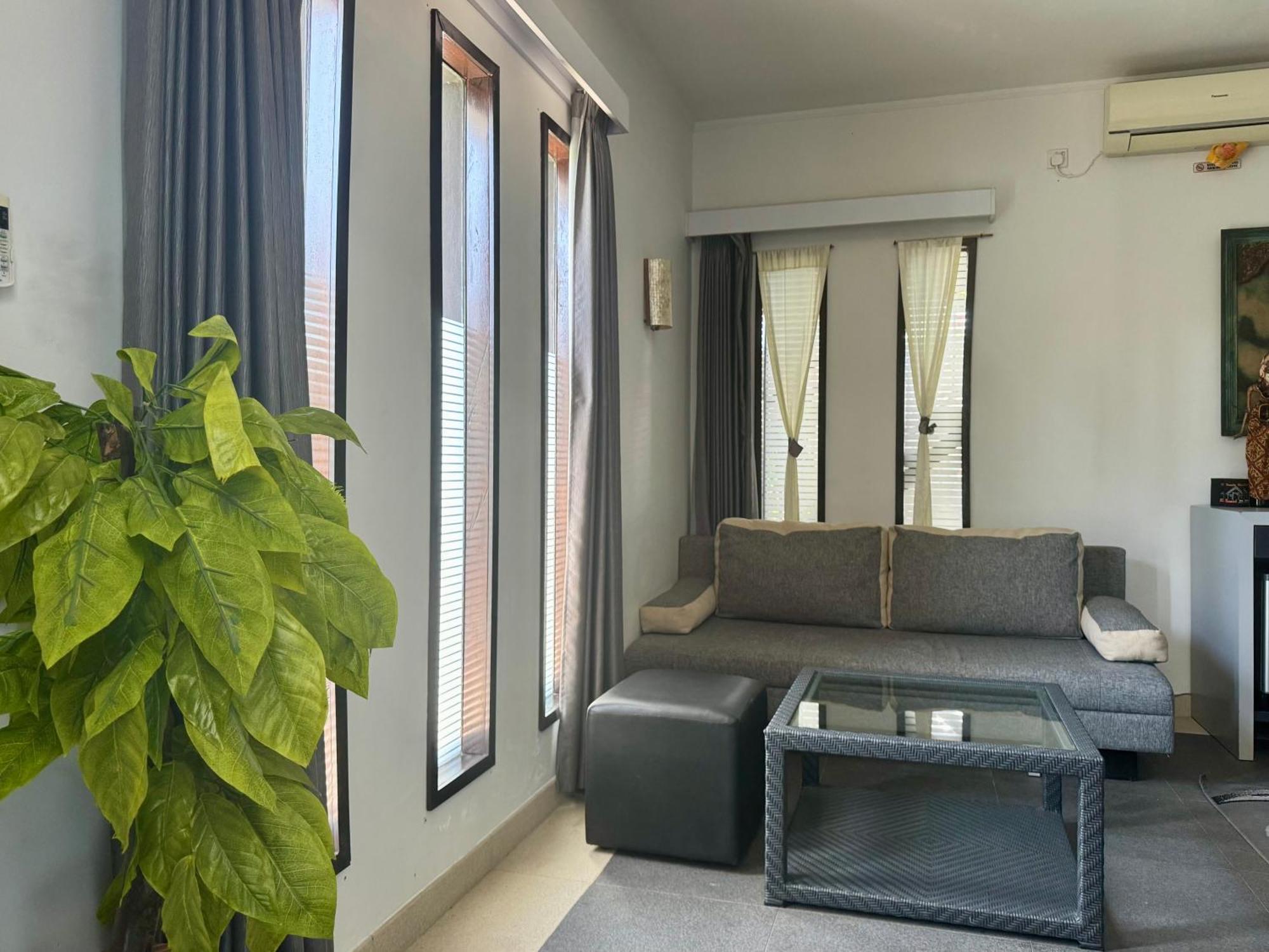 Villa Rumah Putih Abu Abu Senggigi Esterno foto