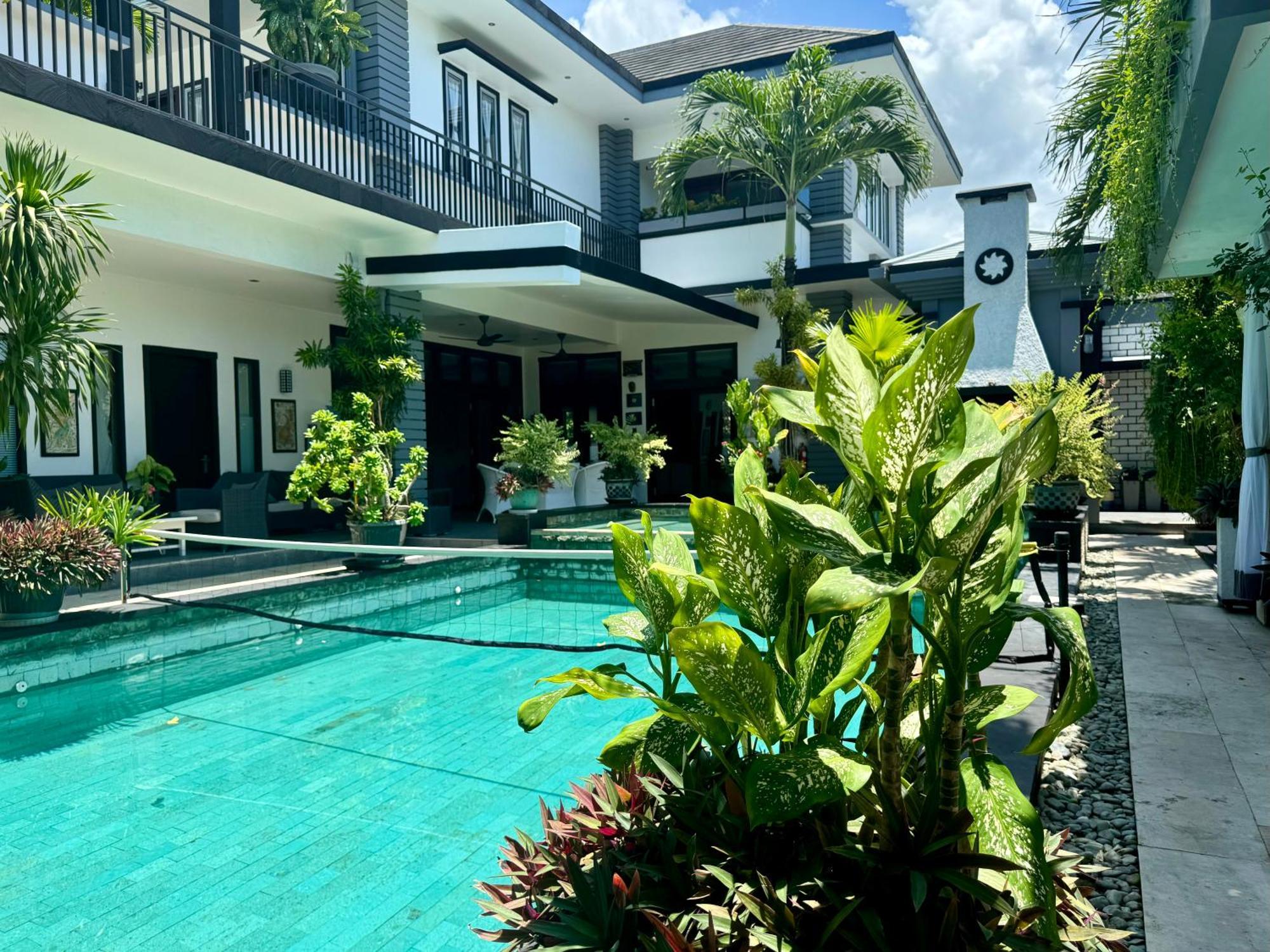 Villa Rumah Putih Abu Abu Senggigi Esterno foto