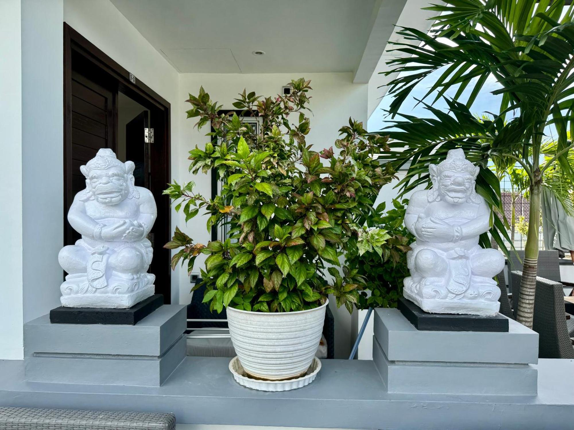 Villa Rumah Putih Abu Abu Senggigi Esterno foto