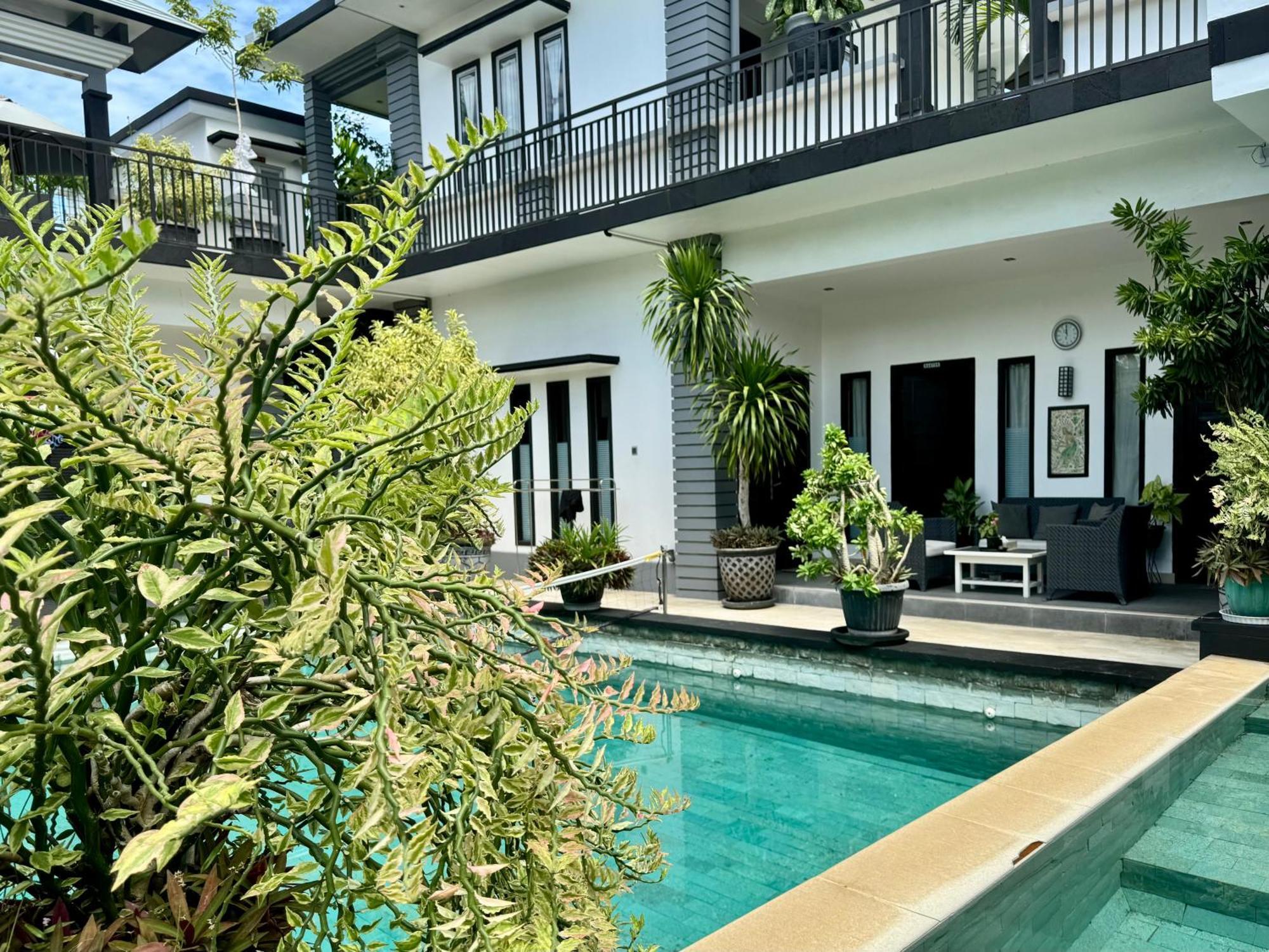 Villa Rumah Putih Abu Abu Senggigi Esterno foto
