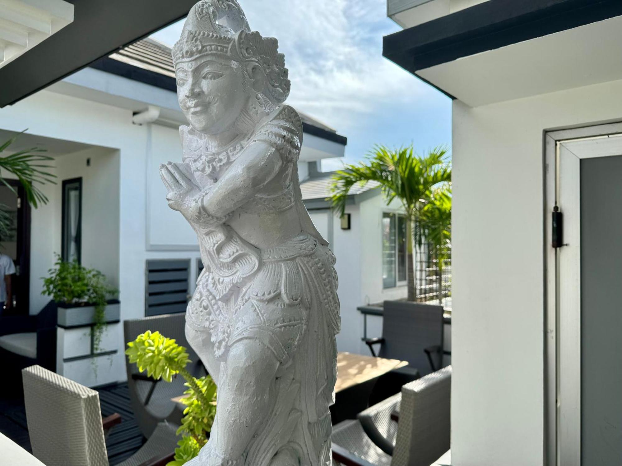 Villa Rumah Putih Abu Abu Senggigi Esterno foto