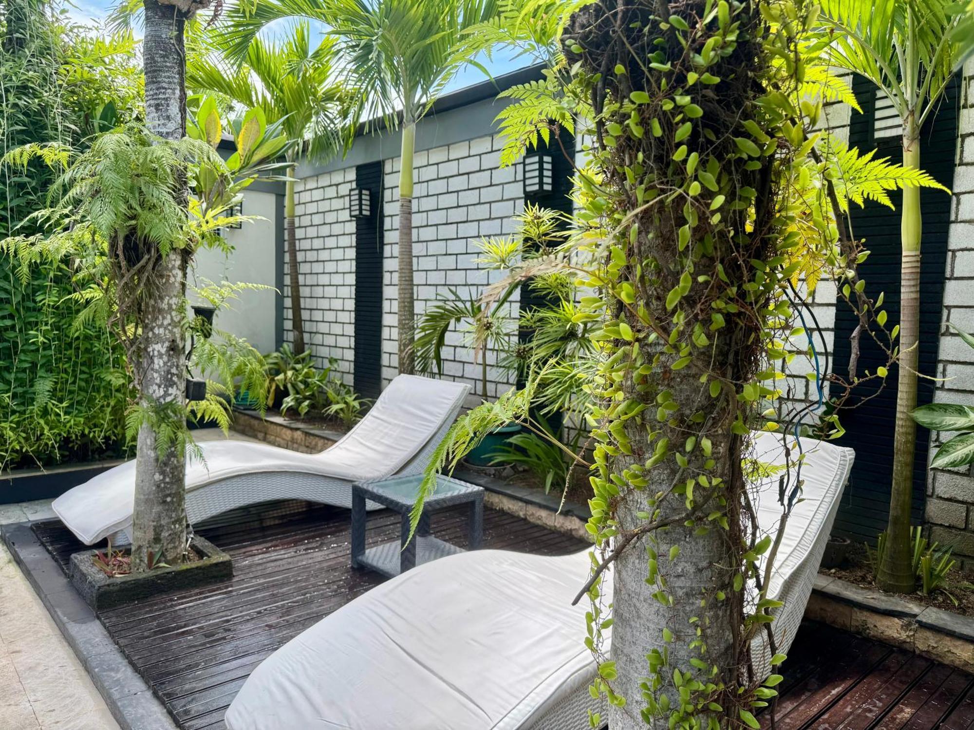 Villa Rumah Putih Abu Abu Senggigi Esterno foto