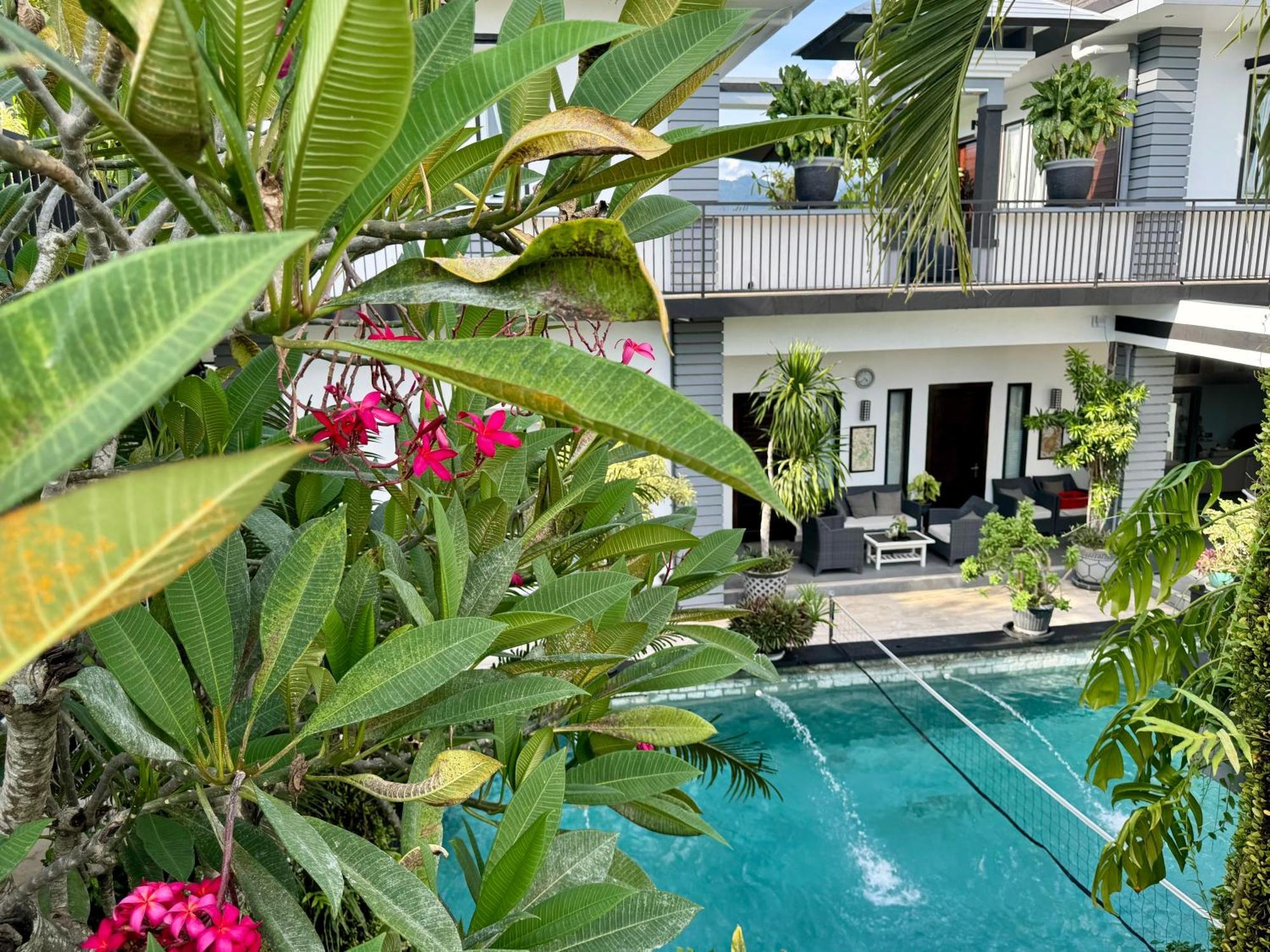 Villa Rumah Putih Abu Abu Senggigi Esterno foto