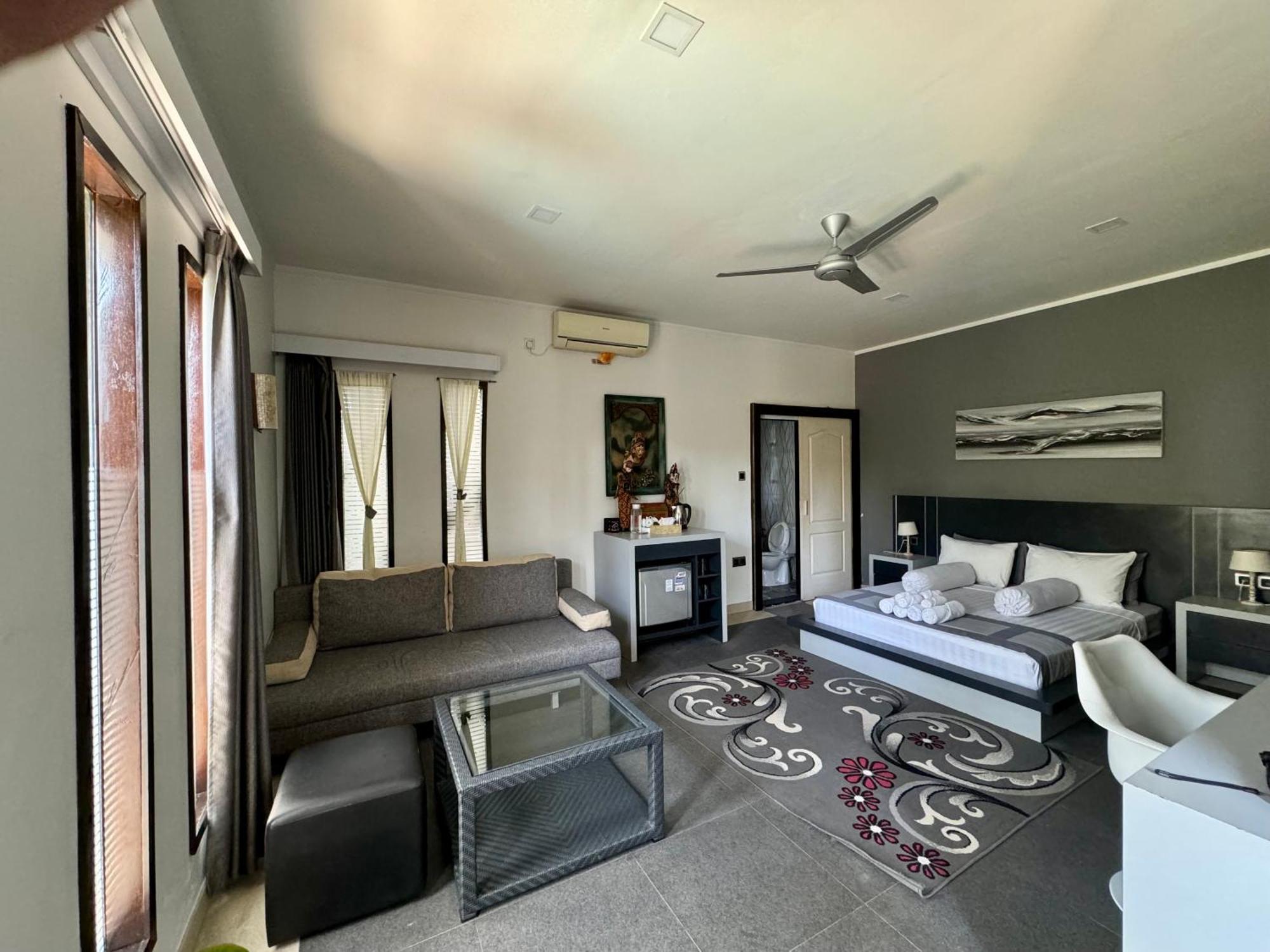 Villa Rumah Putih Abu Abu Senggigi Esterno foto