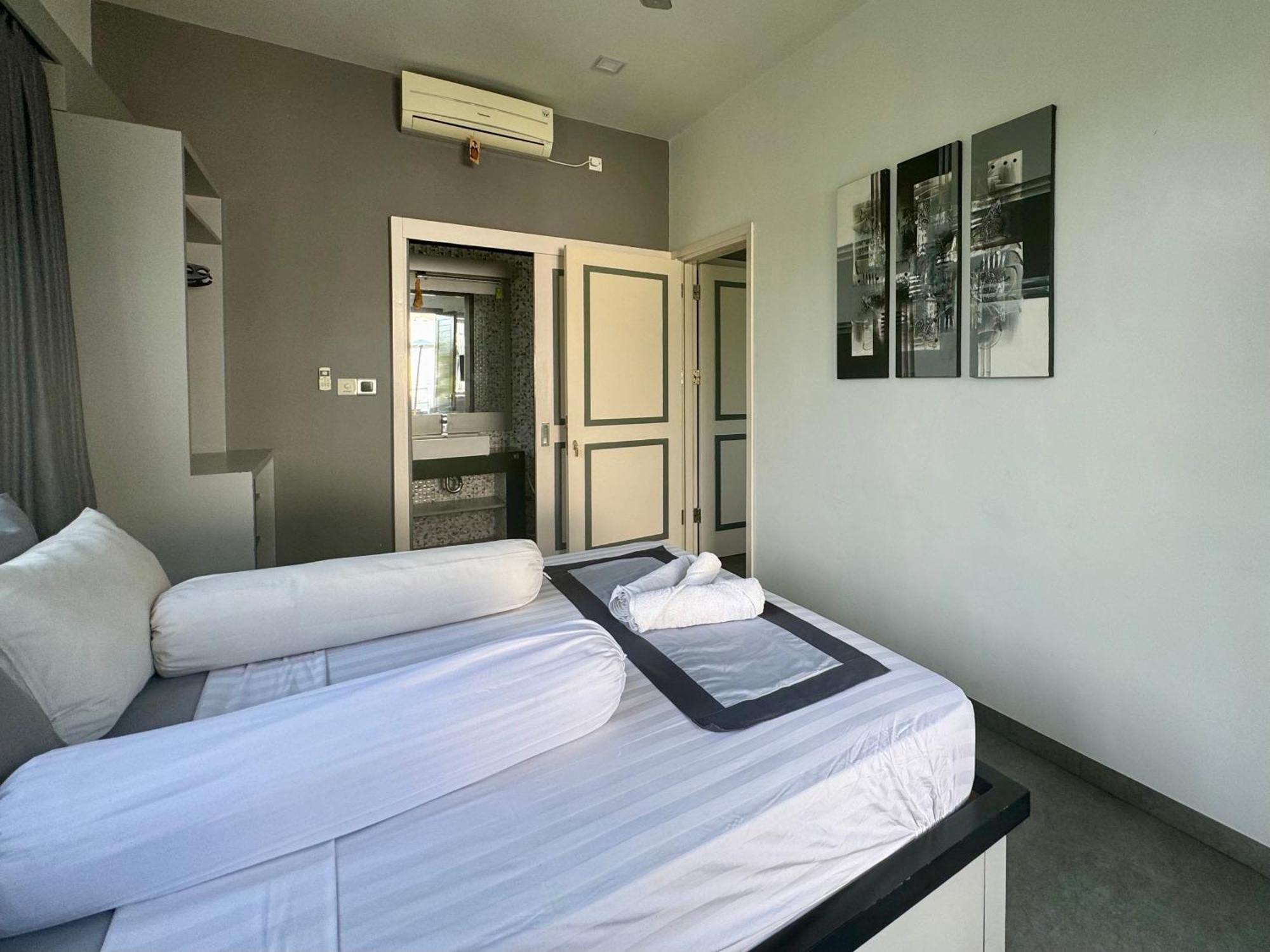 Villa Rumah Putih Abu Abu Senggigi Esterno foto