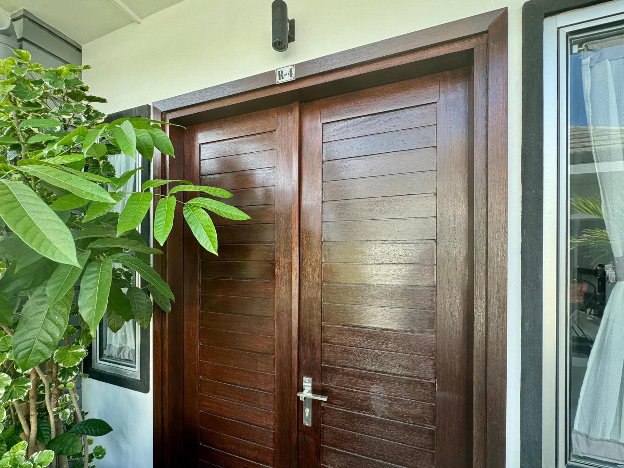 Villa Rumah Putih Abu Abu Senggigi Esterno foto