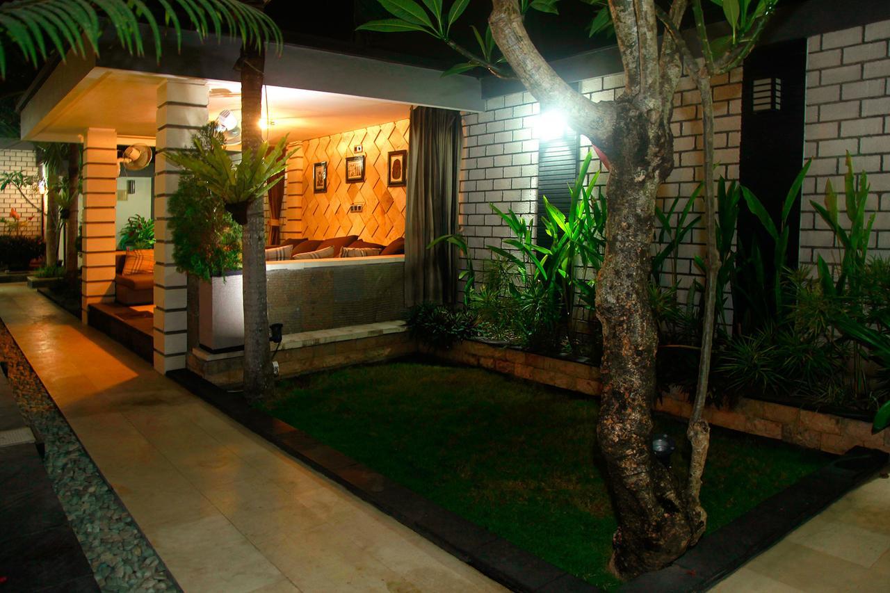 Villa Rumah Putih Abu Abu Senggigi Esterno foto